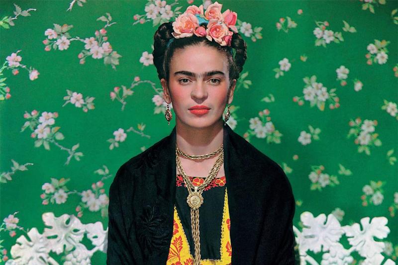 Tableau “Les Deux Frida” de Kahlo, autoportrait emblématique du symbolisme et de la douleur personnelle.